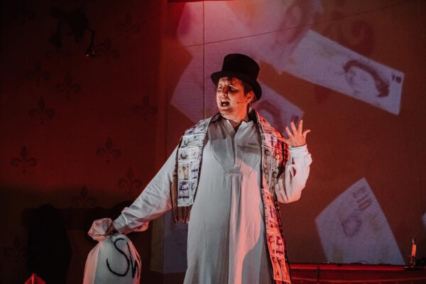 AChristmasCarol Lamphouse+Swag