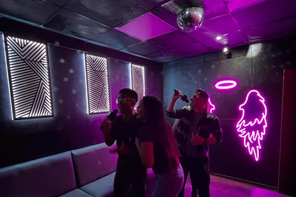 Things to do in Peterborough   Glo Golf Karoake